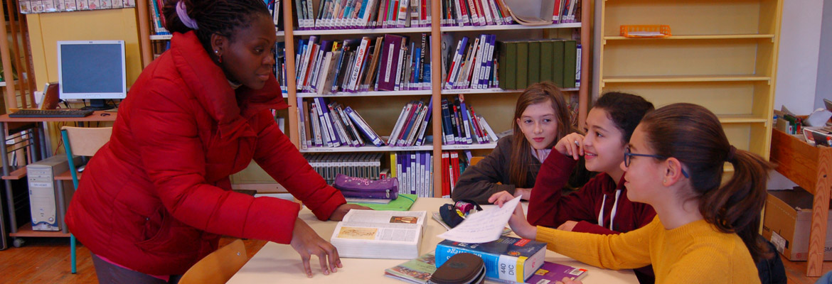 Aubierge Boussougou, professeur de français, donne des cours de culture religieuse bénévolement