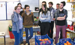 Les élèves en visite à l'épicerie sociale de Viry-Châtillon (Essonne).