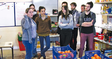 Les élèves en visite à l'épicerie sociale de Viry-Châtillon (Essonne).