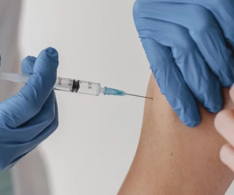 Vue de face du patient recevant son vaccin - @Freepik