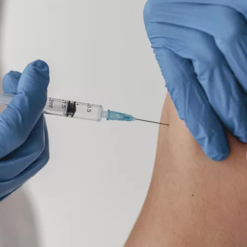 Vue de face du patient recevant son vaccin - @Freepik