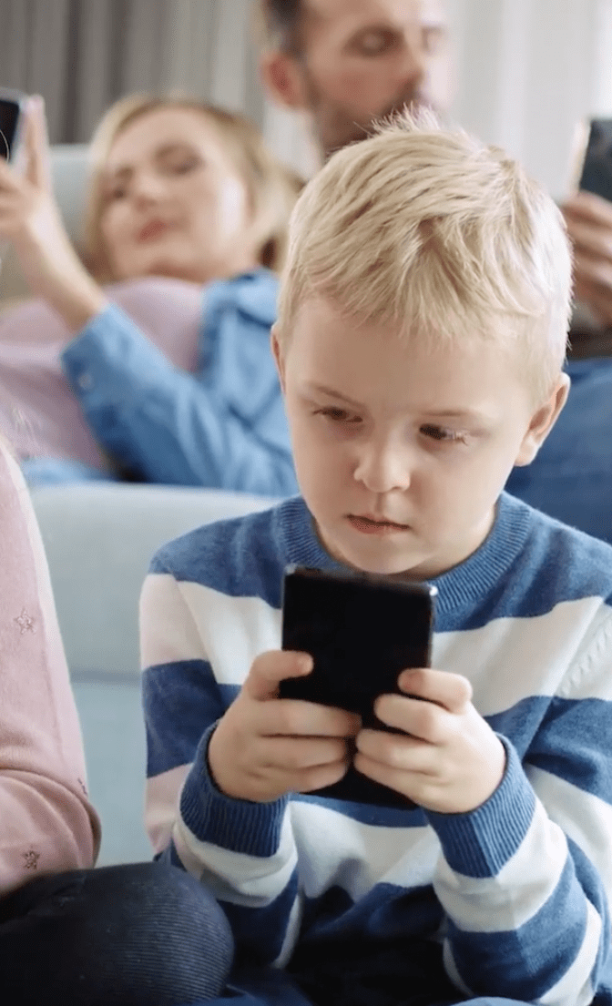 numerique_enfant_sur_portable_1 numerique_enfant_sur_portable_1