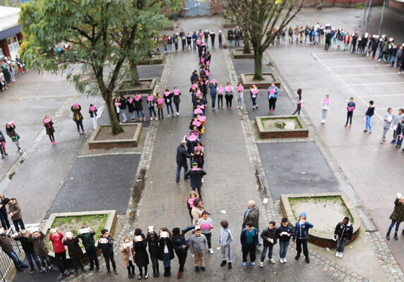 Après les attentats du 13 novembre 2015, les 6es ont formé le signe Peace & Love dans la cour © Collège Saint-Exupéry/Roubaix 
