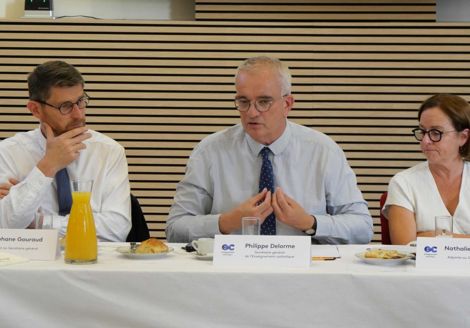 Philippe Delorme, secrétaire général de l'Enseignement catholique, entouré de ses adjoints, Nathalie Tretiakow et Stéphane Gouraud.